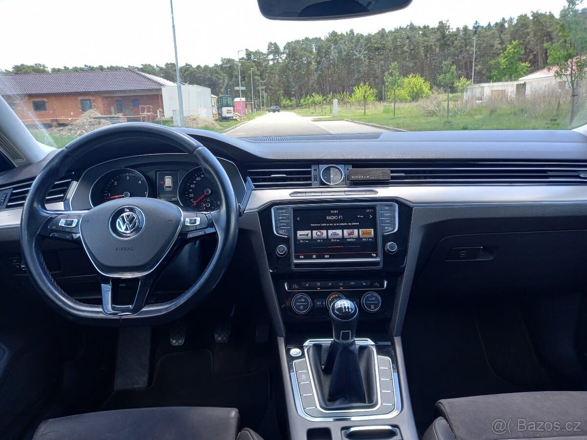 2015 Volkswagen PASSAT - 11
