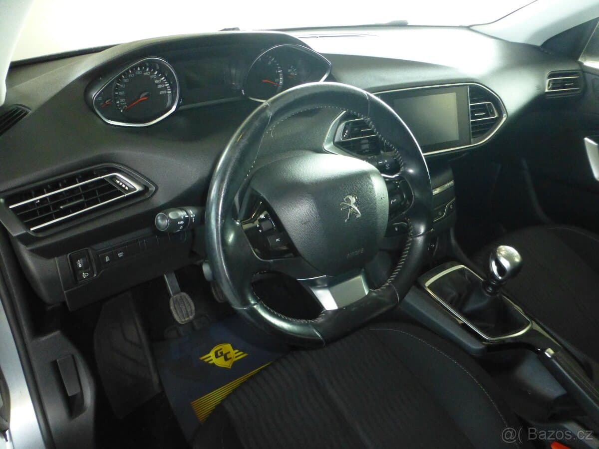 2016 Peugeot 308 - 11