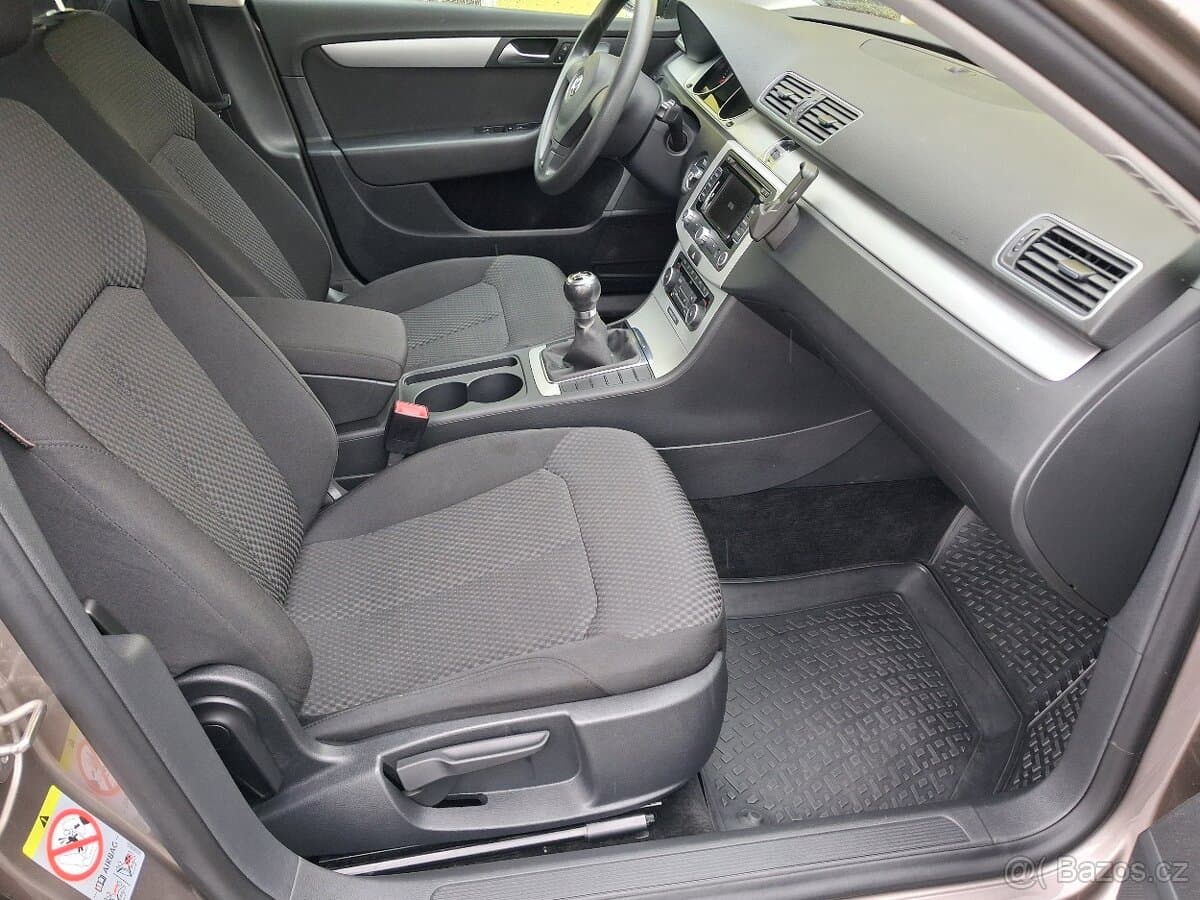 2011 Volkswagen PASSAT - 11