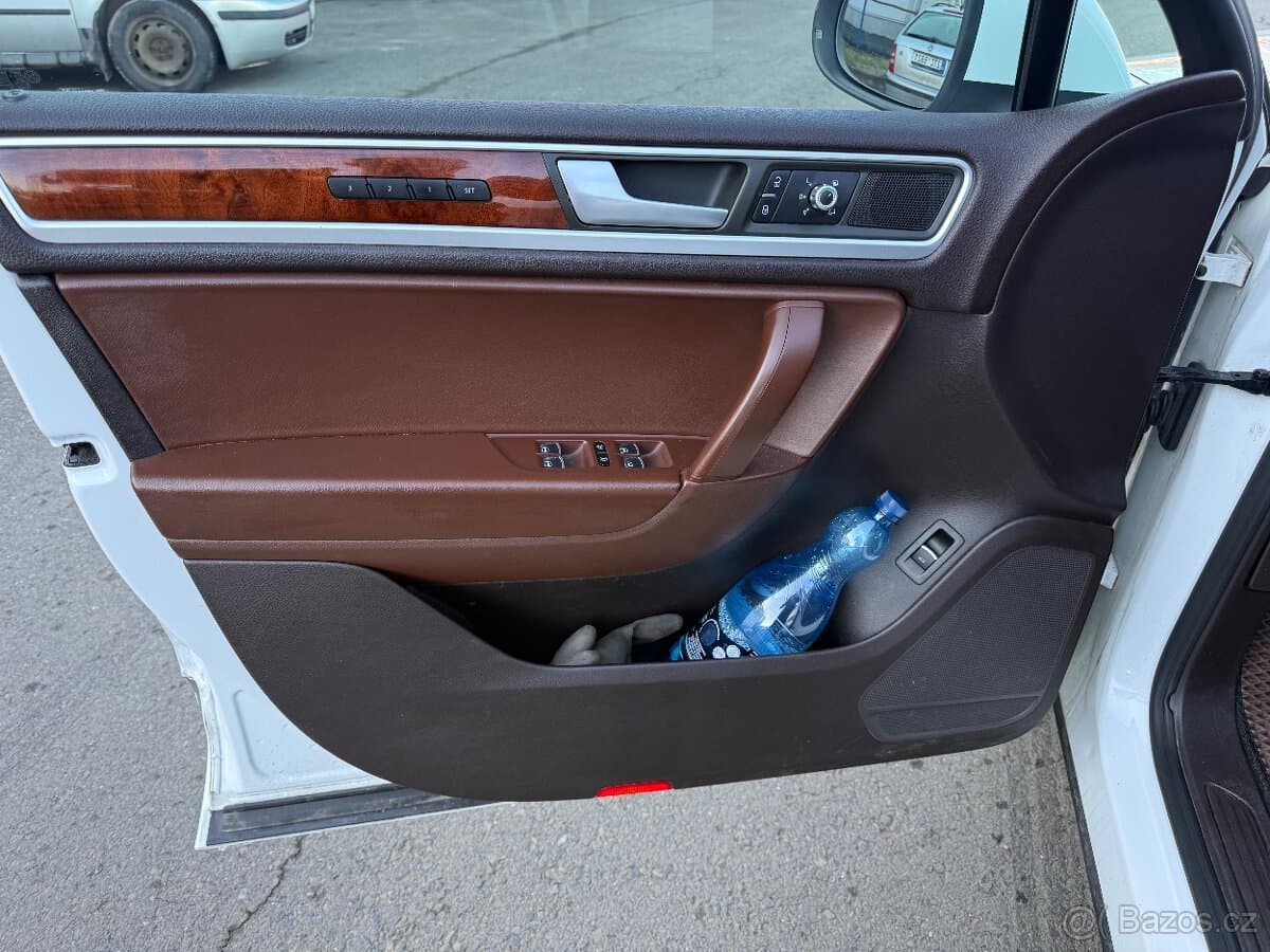 2012 Volkswagen TOUAREG - 11