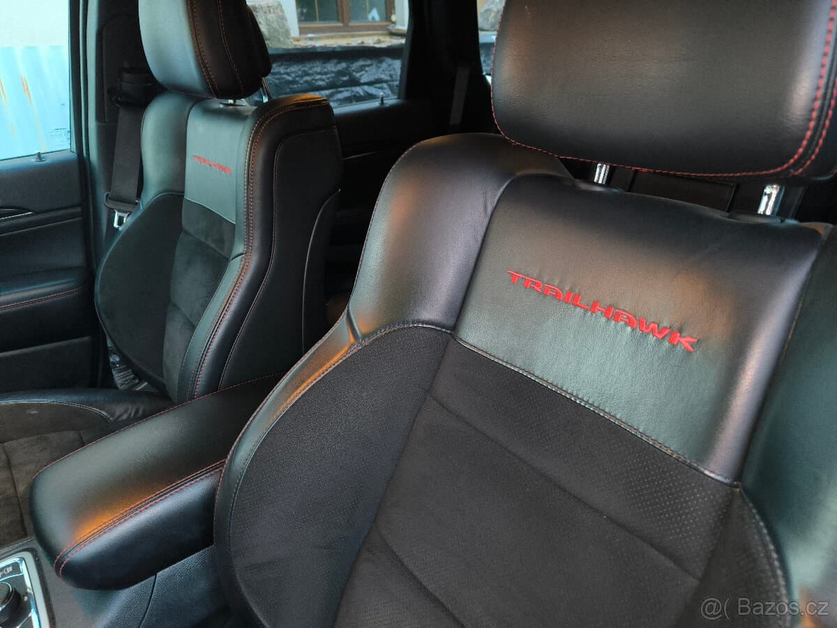 2019 Jeep CHEROKEE - 11