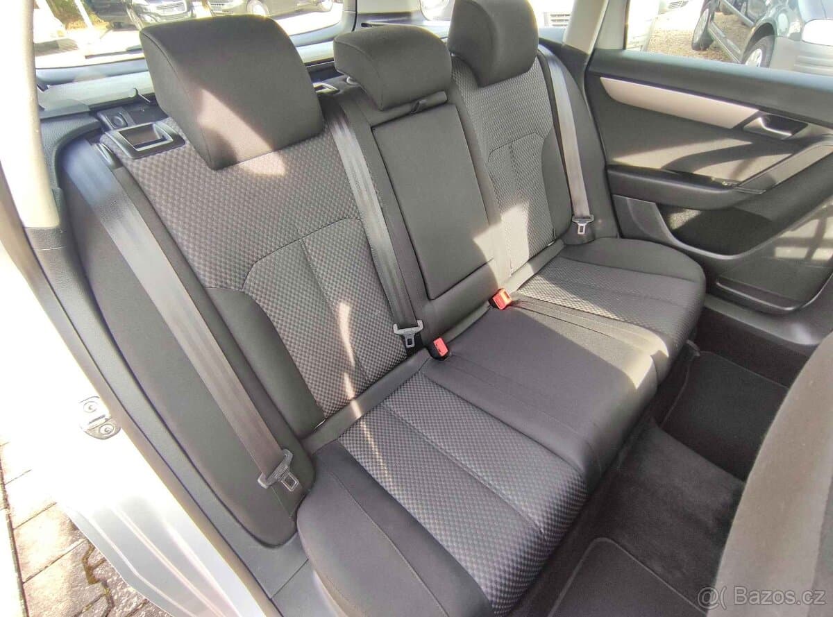 2012 Volkswagen PASSAT - 11