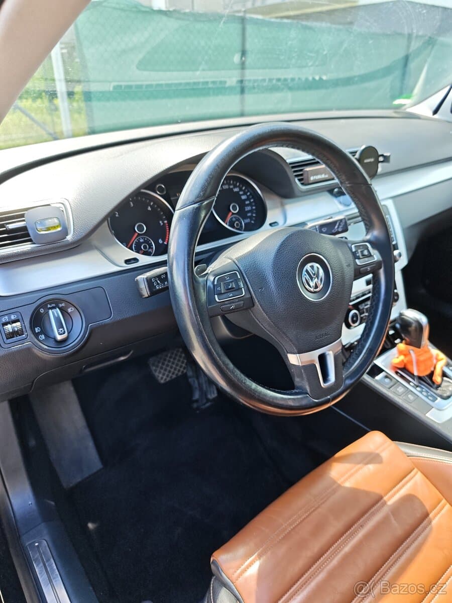 2011 Volkswagen PASSAT - 11