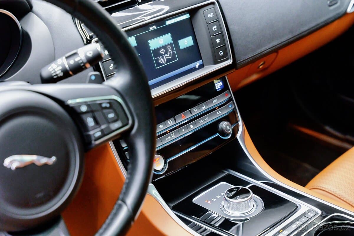 2016 Jaguar XE - 11