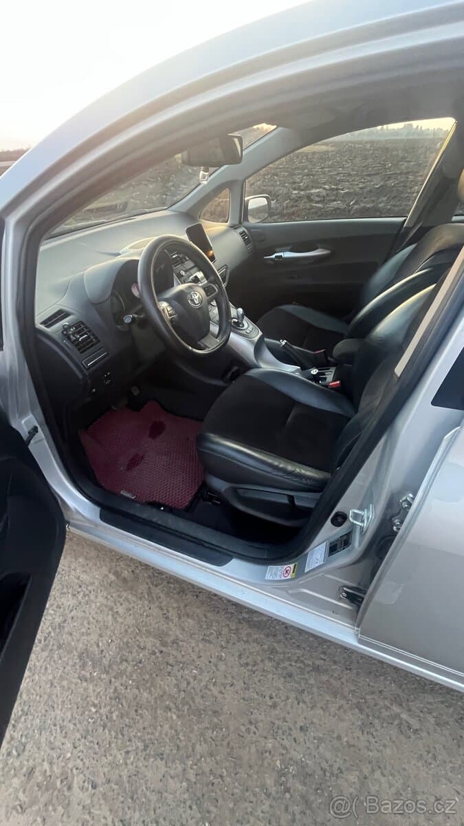 2010 Toyota AURIS - 11