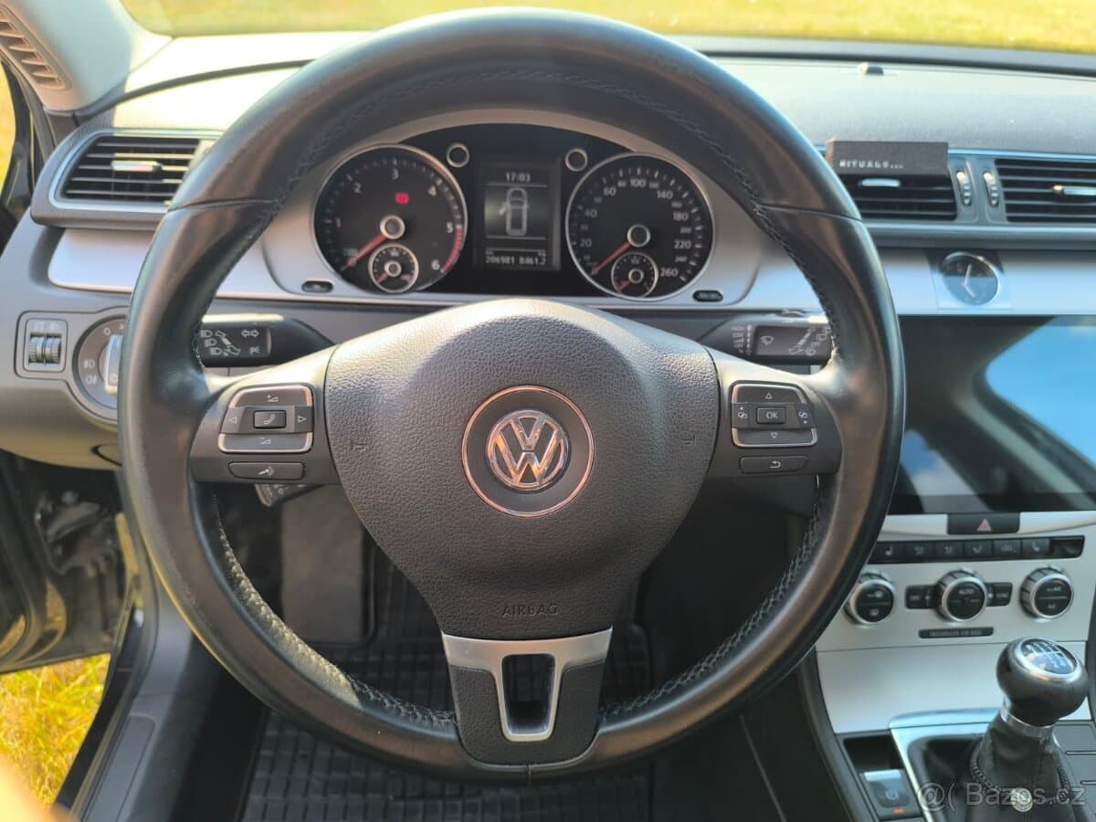 2011 Volkswagen PASSAT - 11