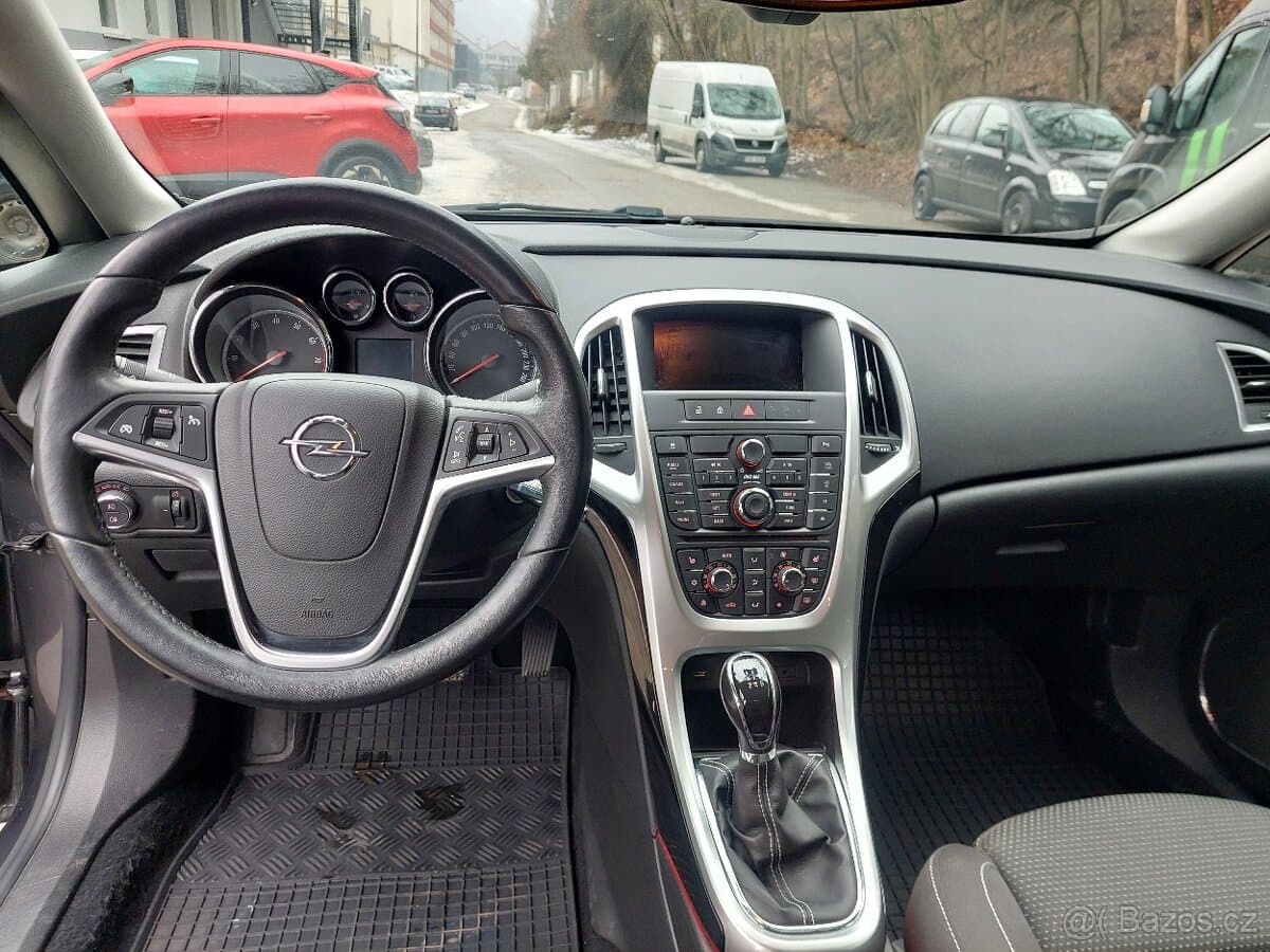 2011 Opel ASTRA - 11