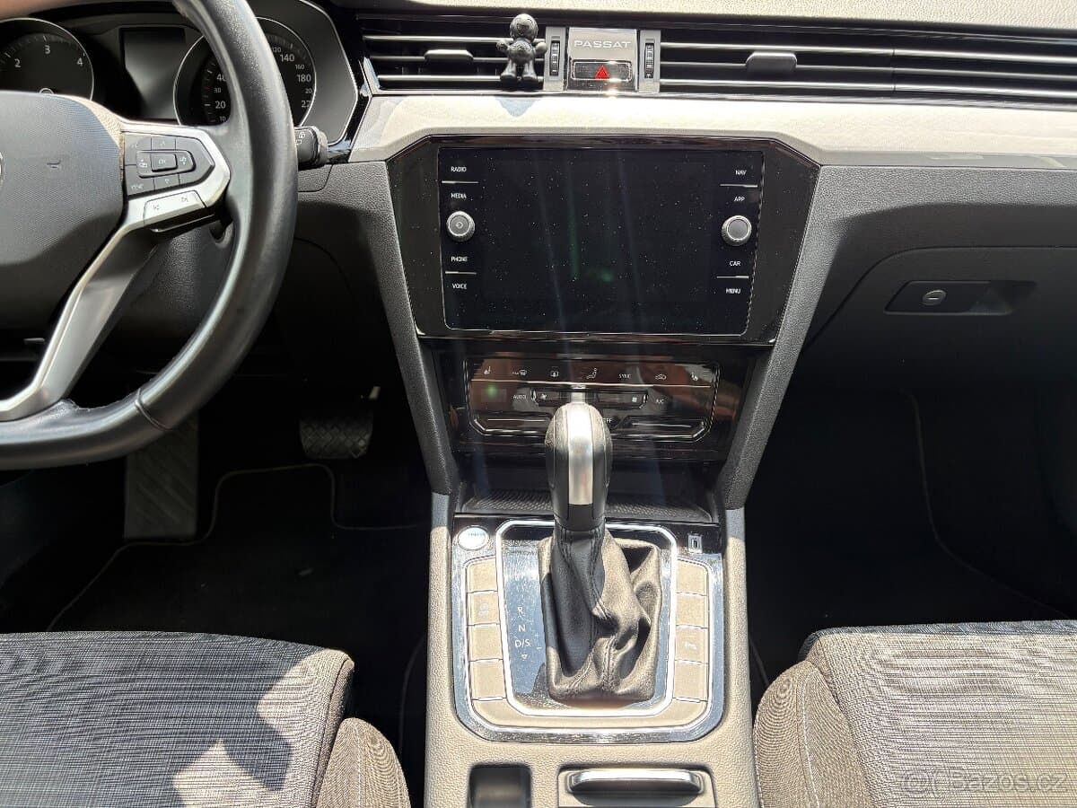 2021 Volkswagen PASSAT - 11