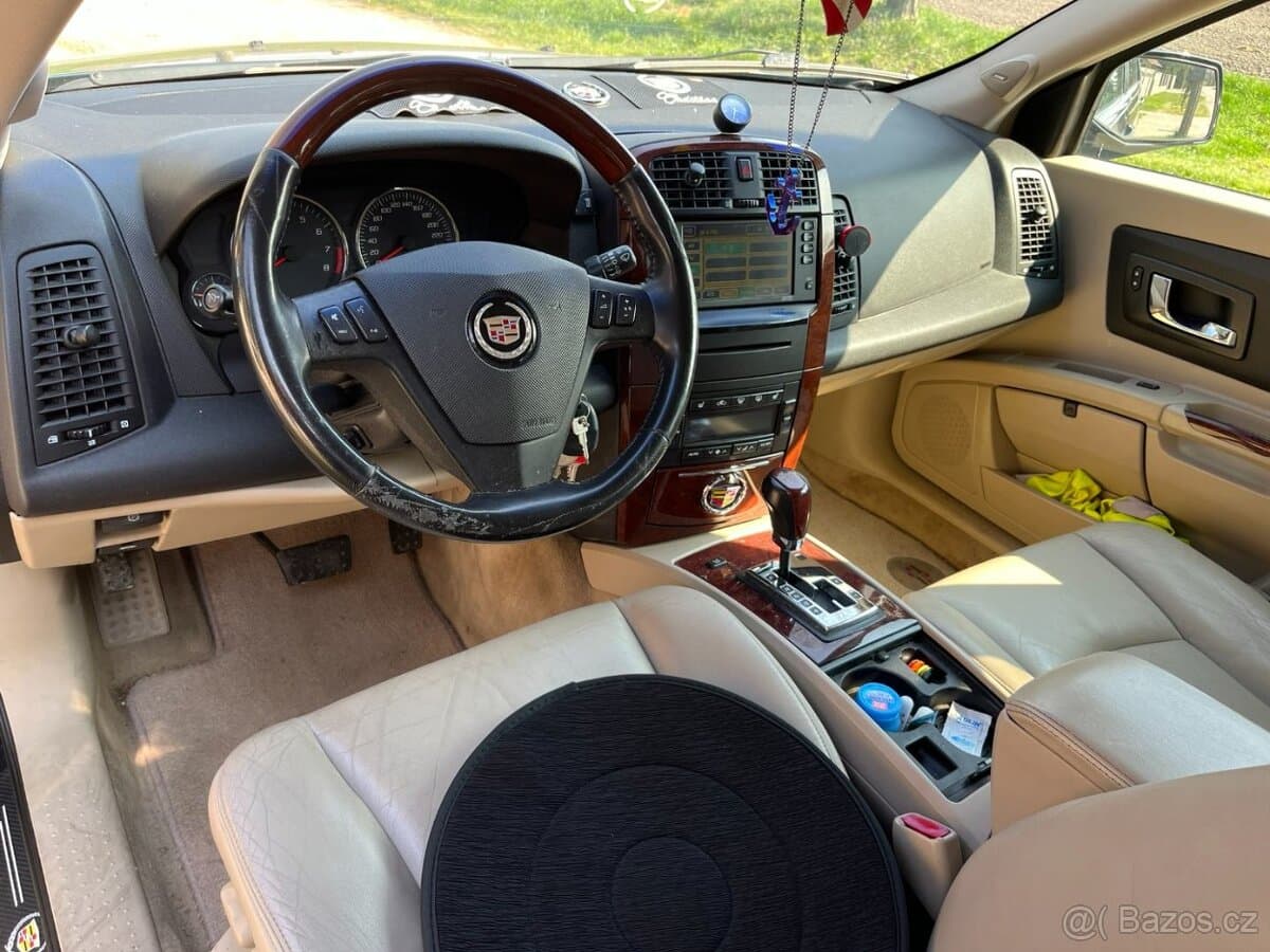2007 Cadillac SRX - 11