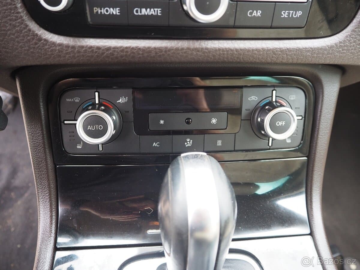 2010 Volkswagen TOUAREG - 11