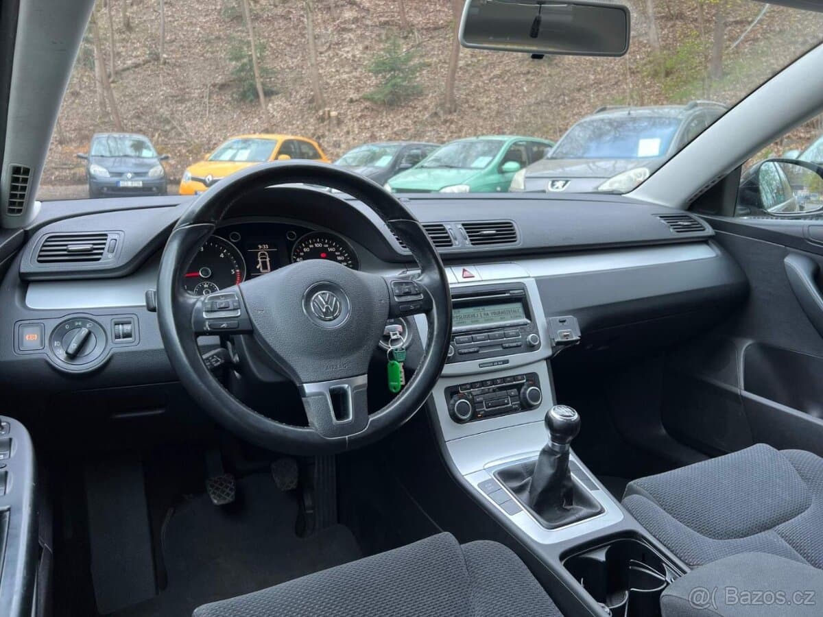 2010 Volkswagen PASSAT - 11