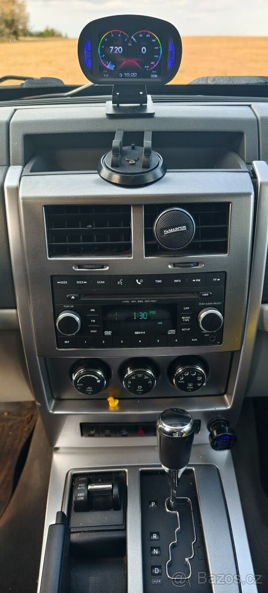 2008 Jeep CHEROKEE - 11