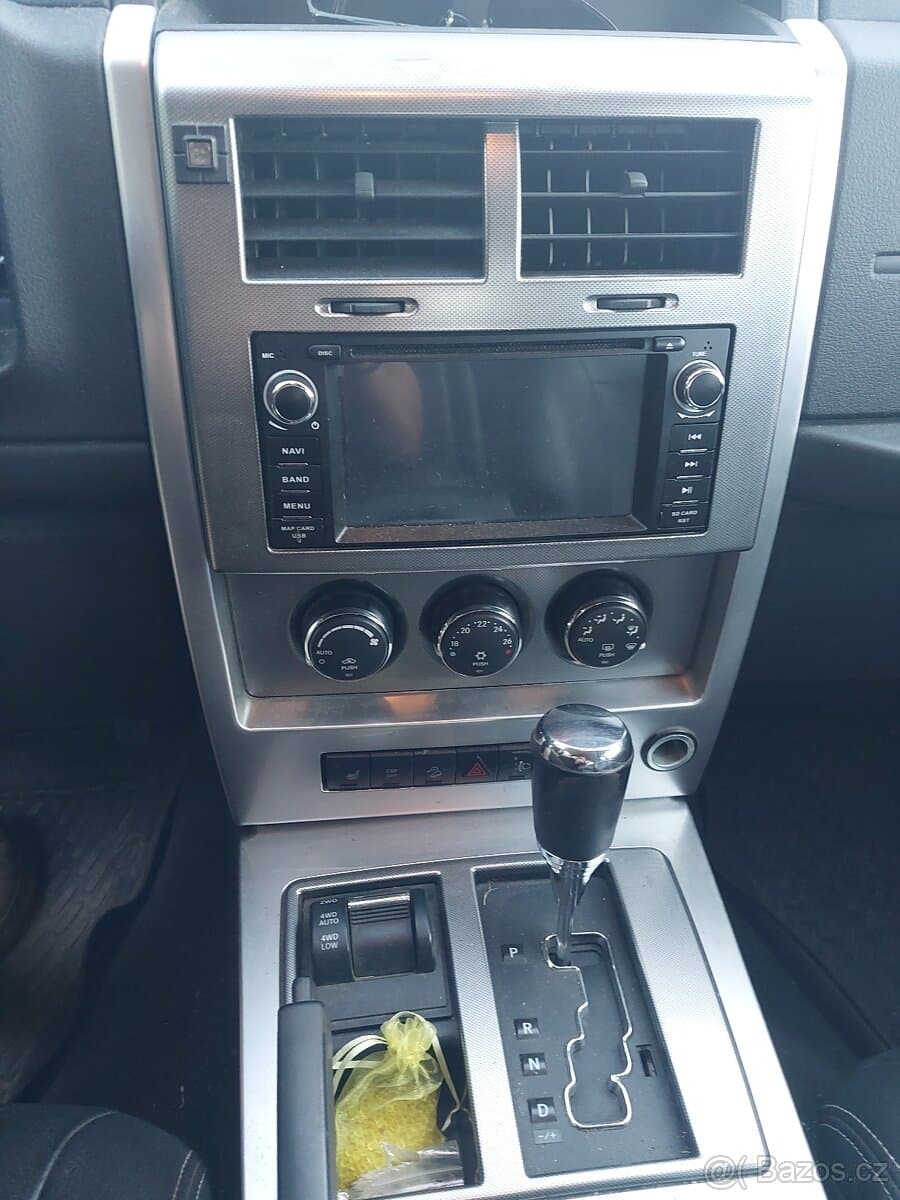 2010 Jeep CHEROKEE - 11