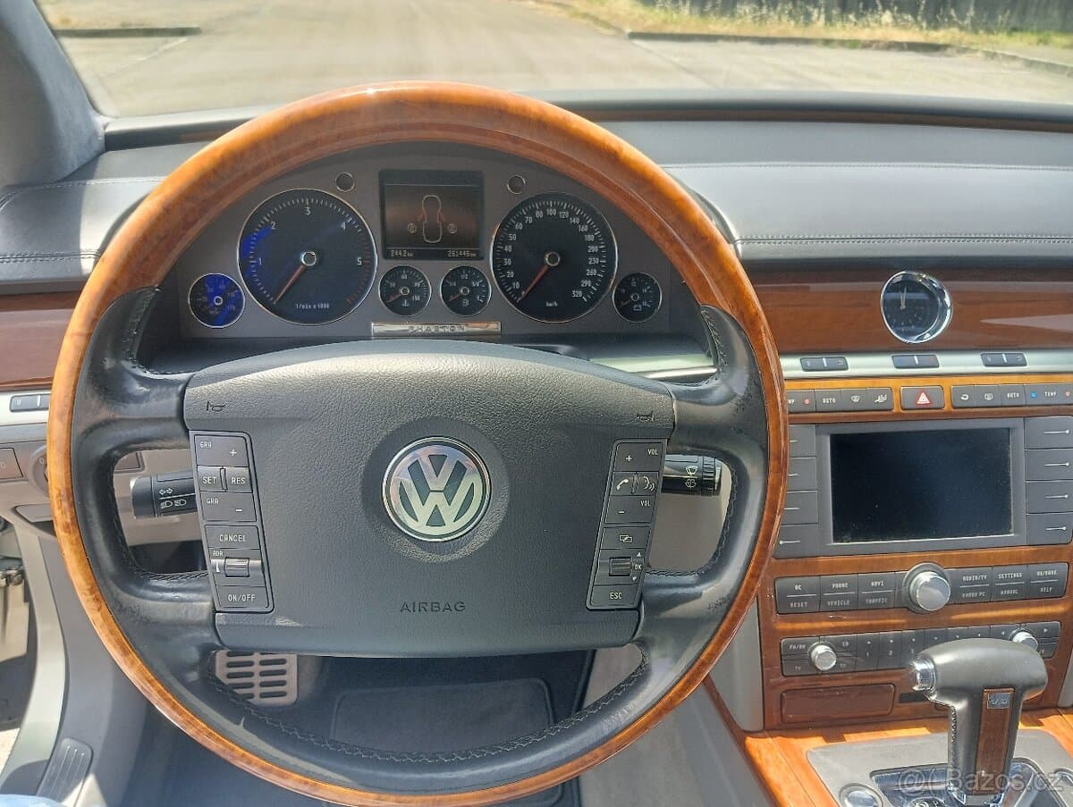 2004 Volkswagen PHAETON - 11