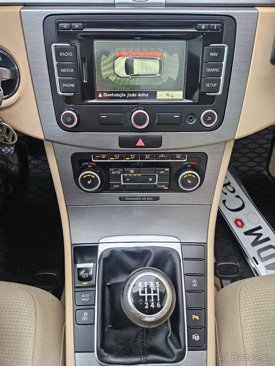 2011 Volkswagen PASSAT - 11