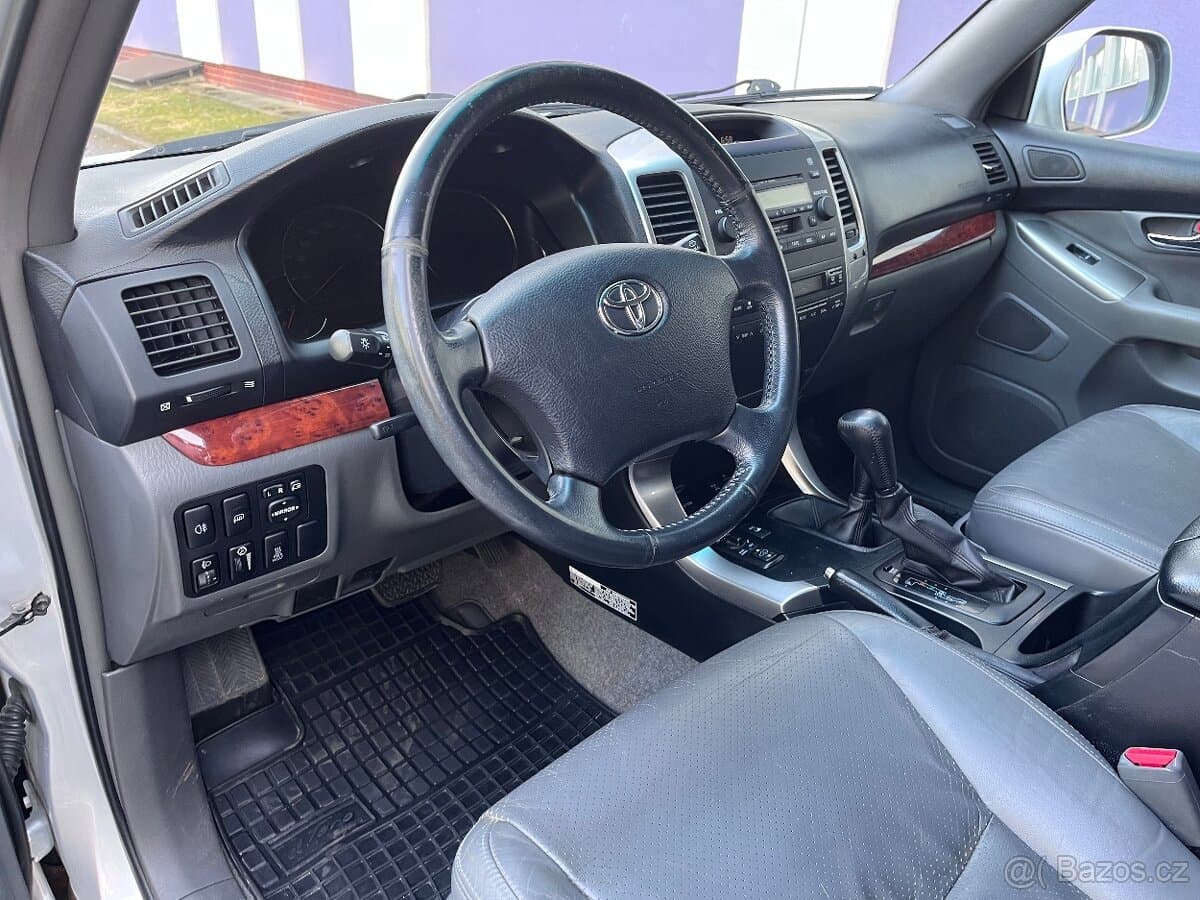 2004 Toyota LAND CRUISER - 11