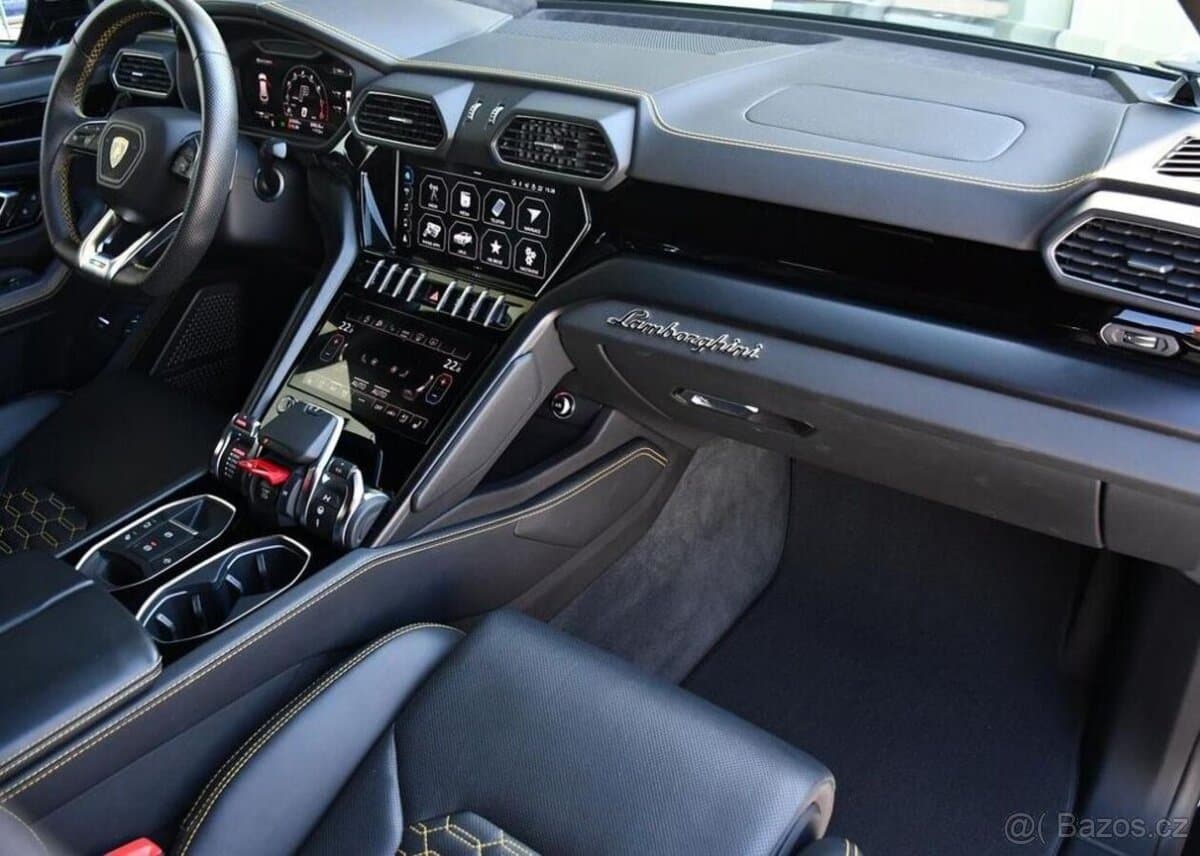 2022 Lamborghini URUS - 11
