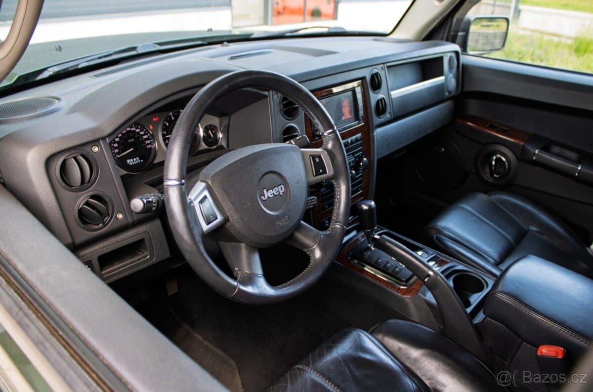 2009 Jeep COMMANDER - 11