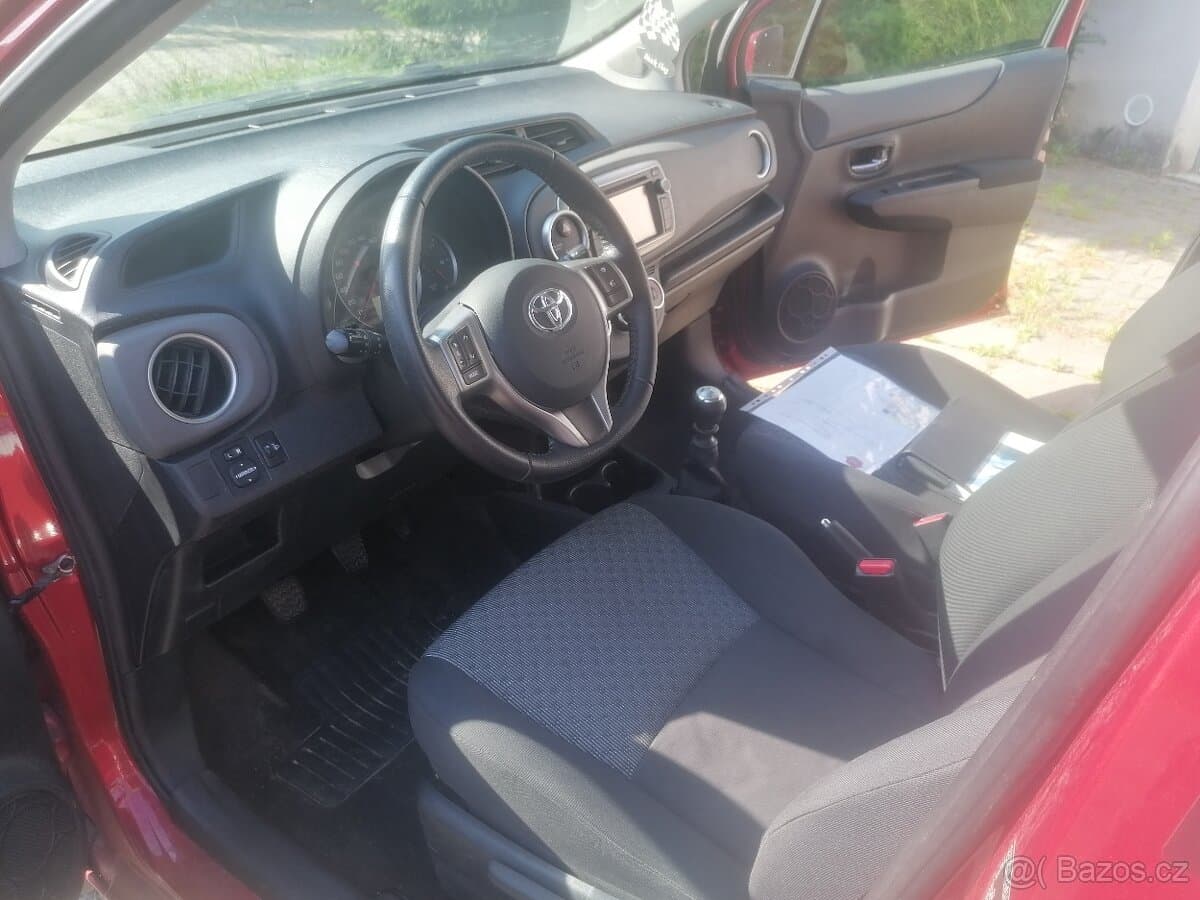 2012 Toyota YARIS - 11