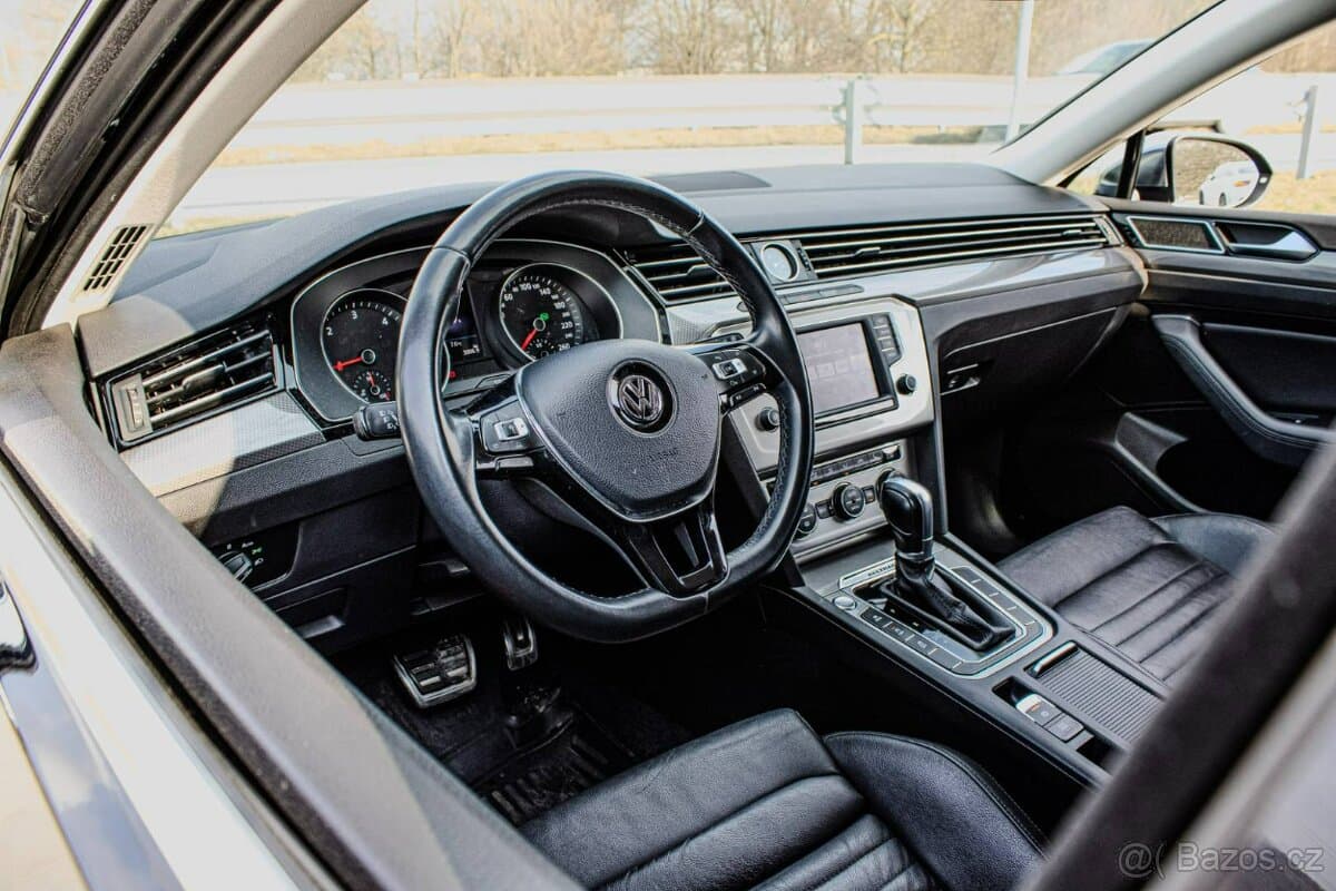2017 Volkswagen PASSAT - 11