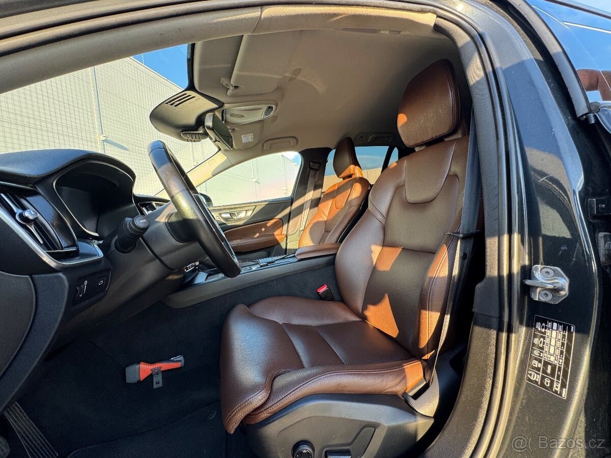 2019 Volvo V60 - 11