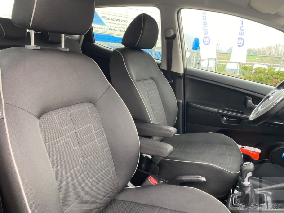 2017 Kia VENGA - 11