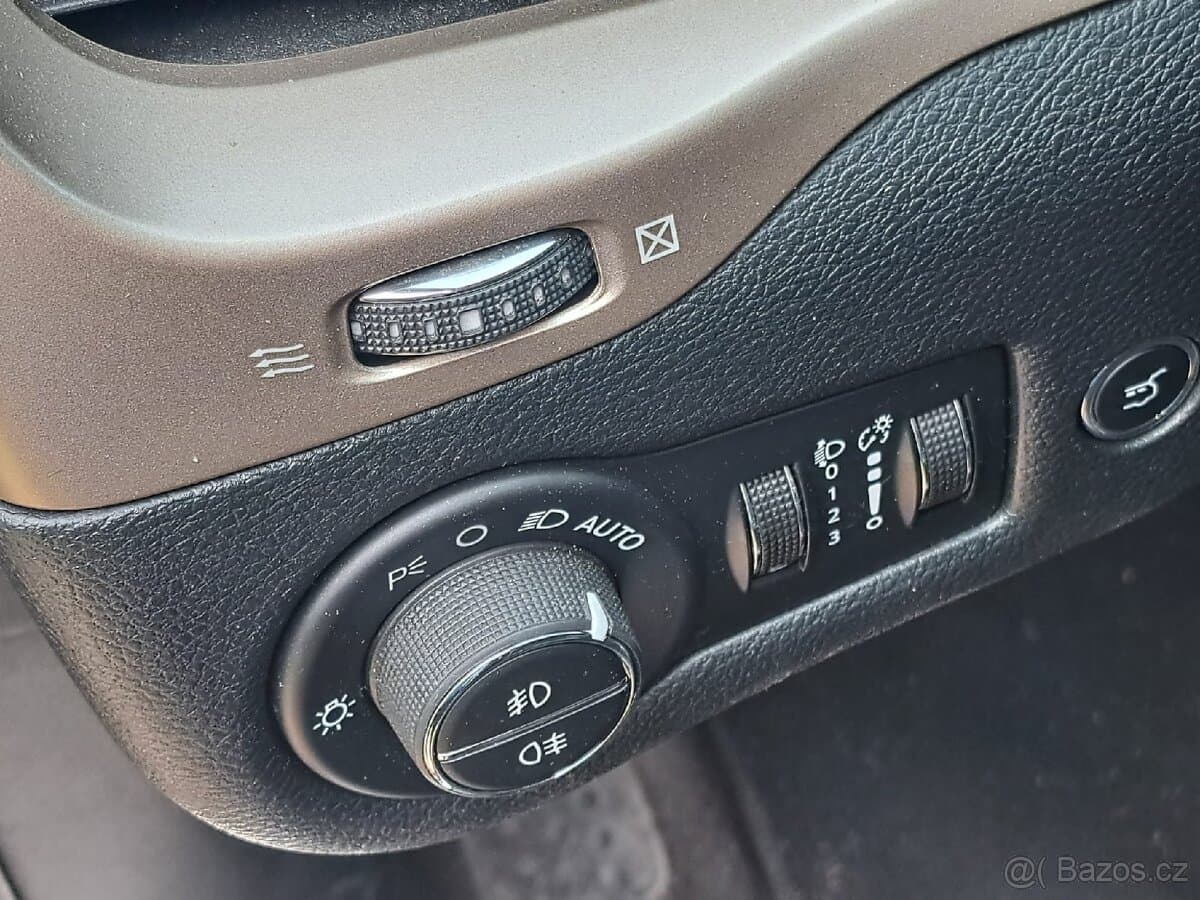 2016 Jeep CHEROKEE - 11