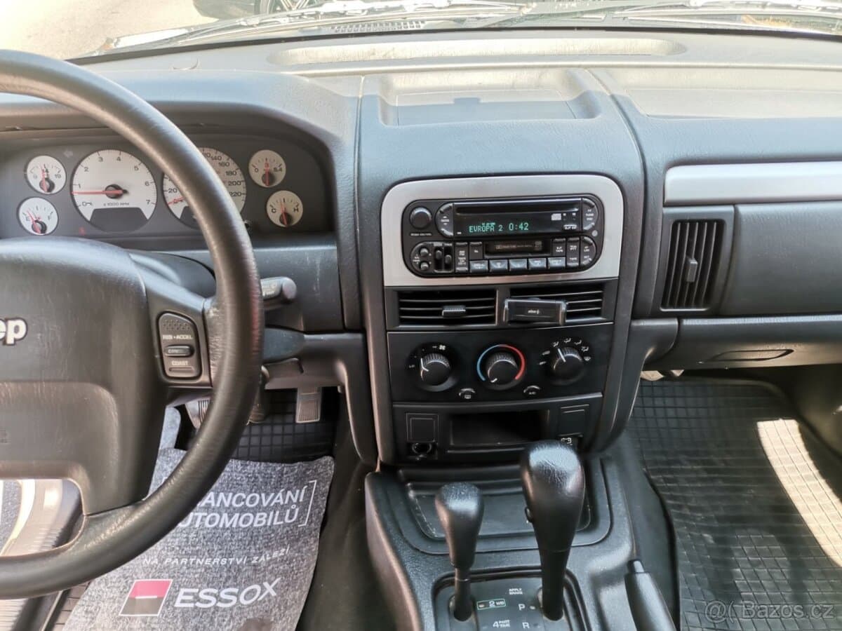 2004 Jeep CHEROKEE - 11