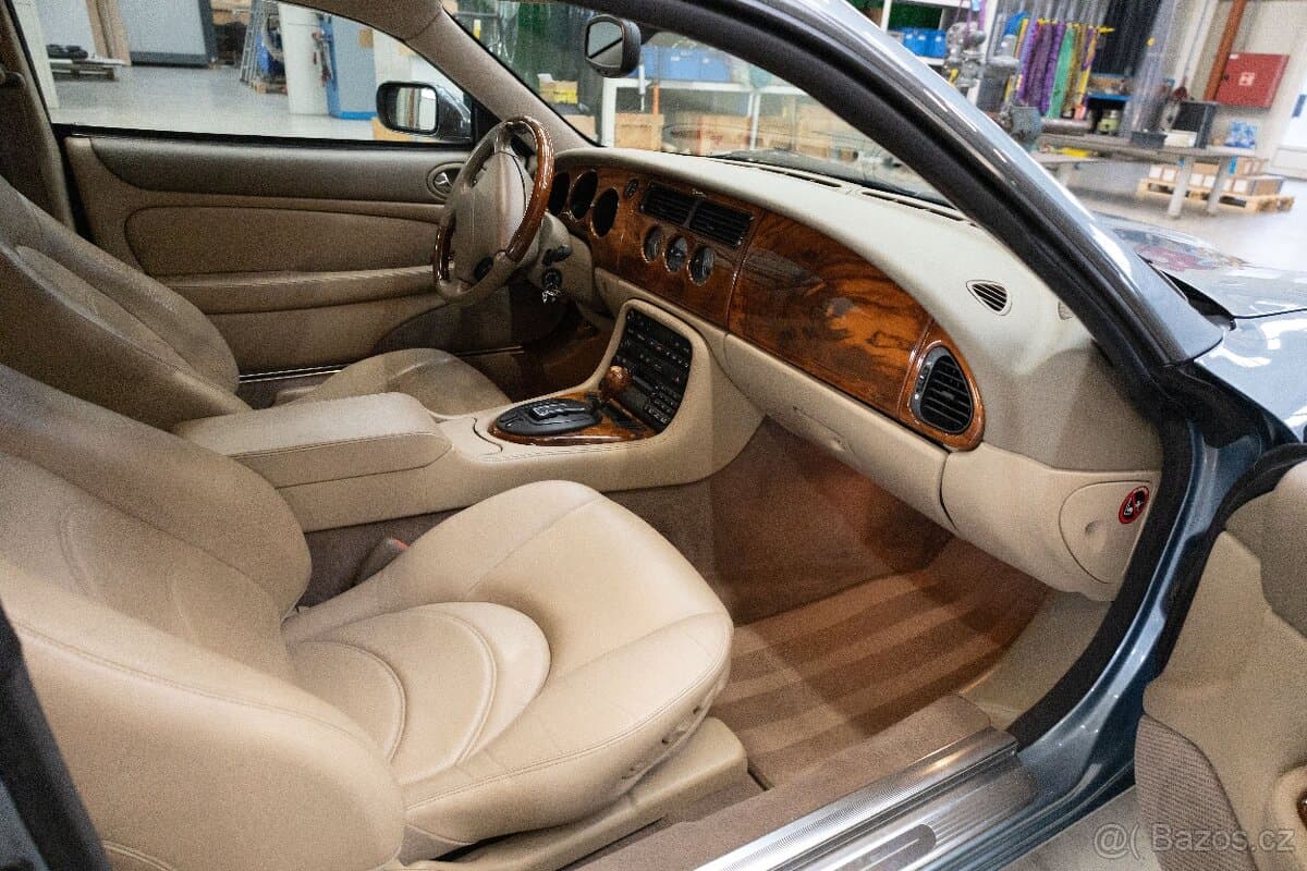 2002 Jaguar XK - 11