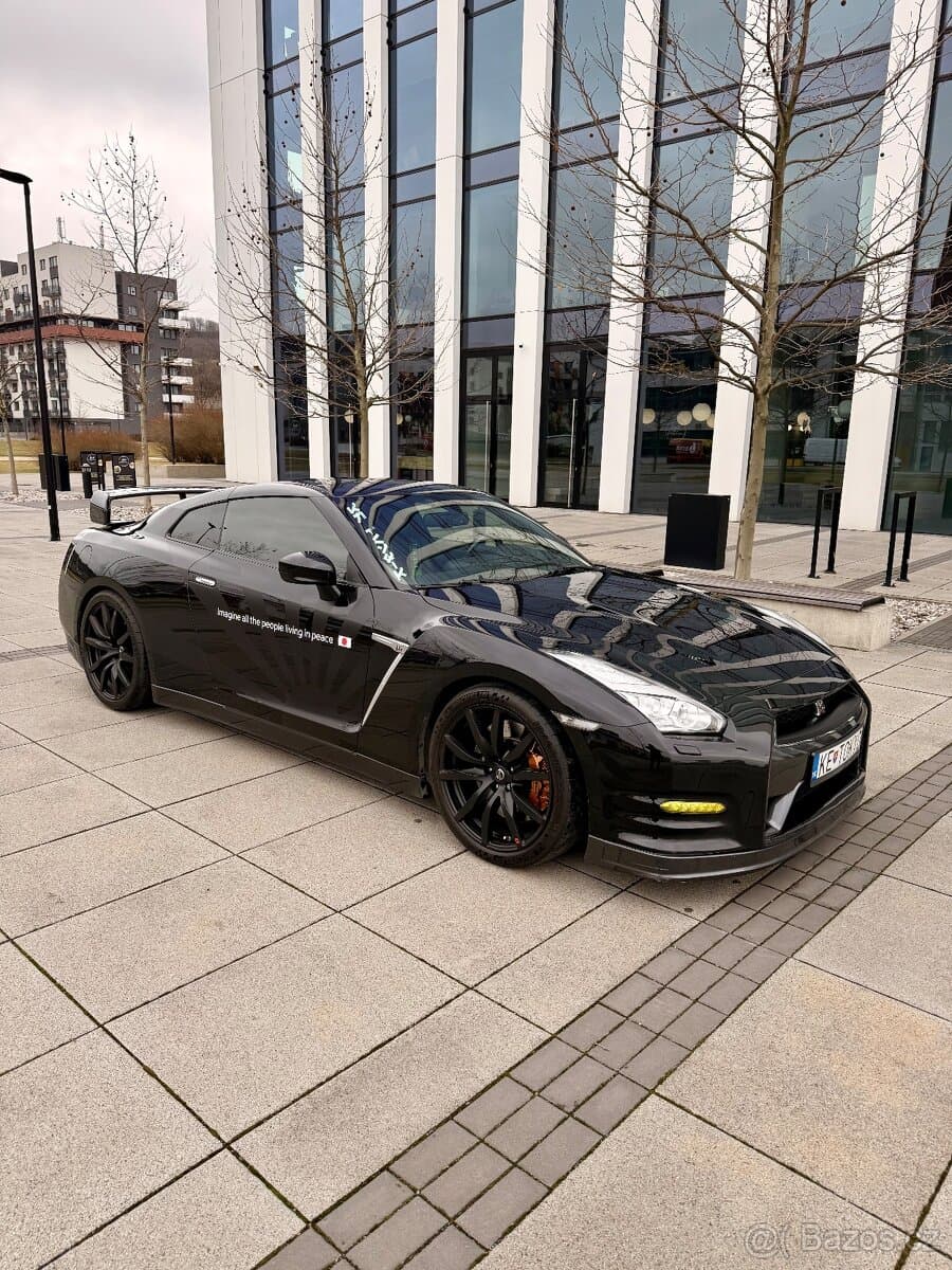 2014 Nissan GT-R - 11