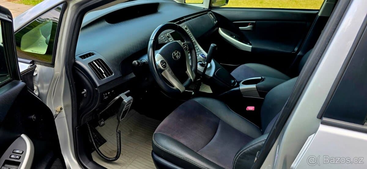 2015 Toyota PRIUS - 11