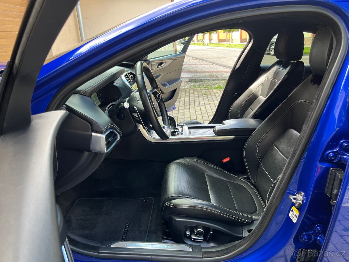 2019 Jaguar XE - 11