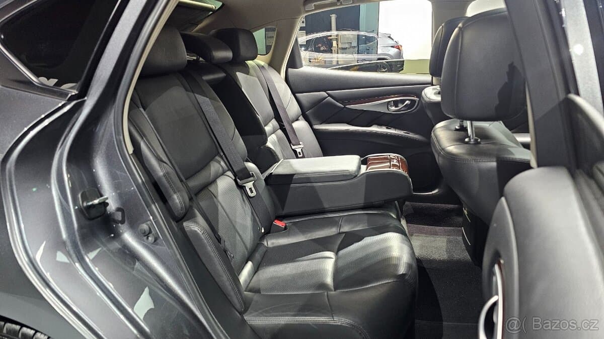2017 Infiniti Q70 - 11