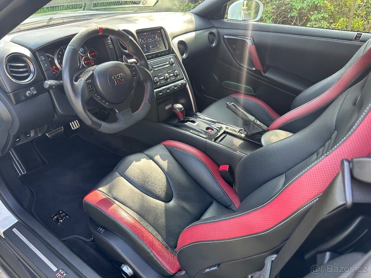 2014 Nissan GT-R - 11