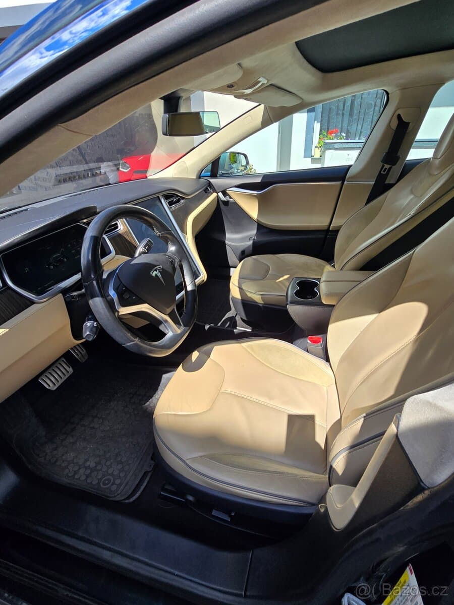 Tesla MODEL S - 11