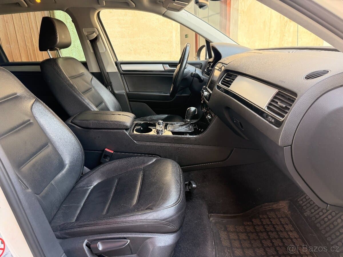 2010 Volkswagen TOUAREG - 11