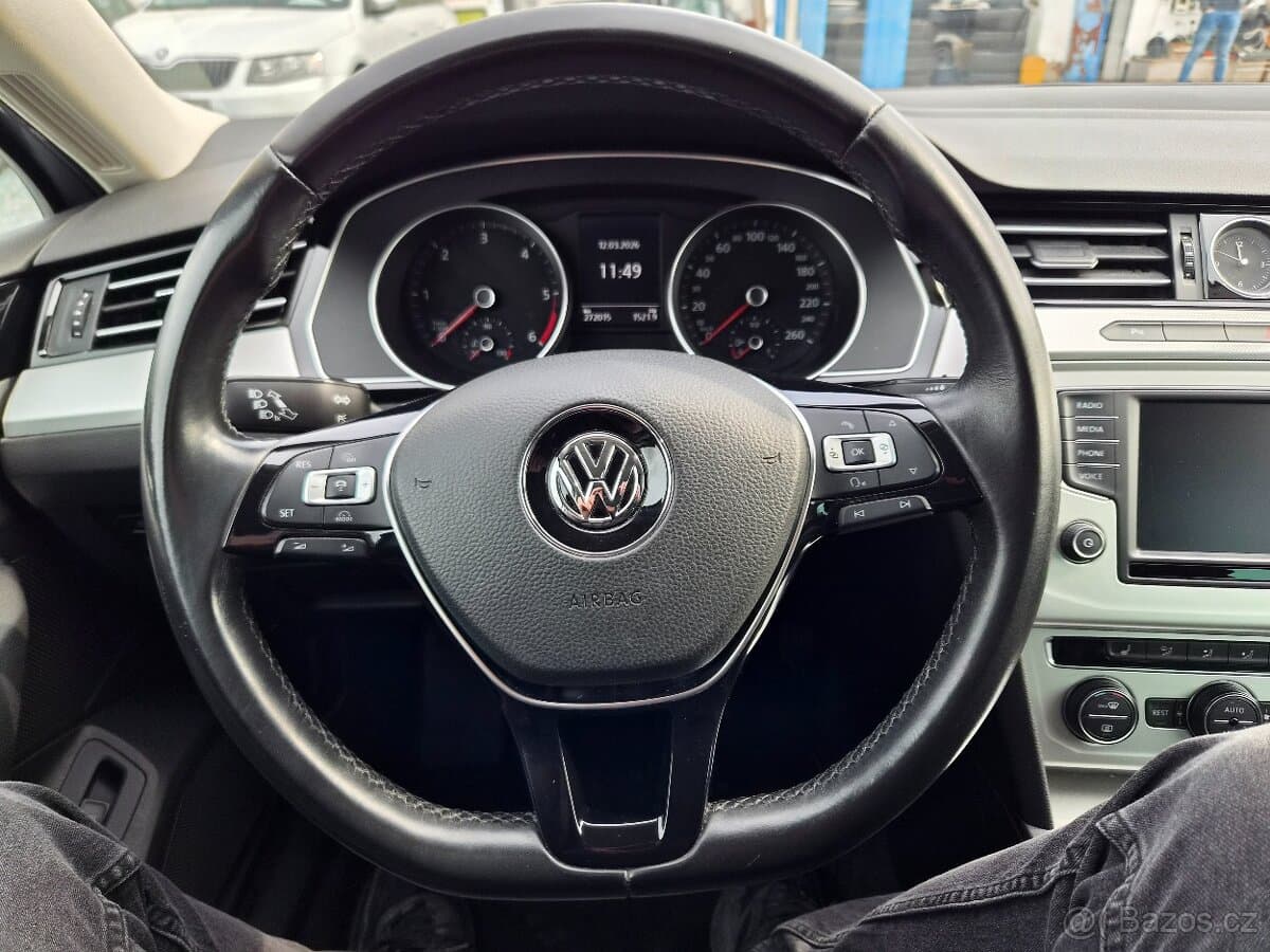 2015 Volkswagen PASSAT - 11