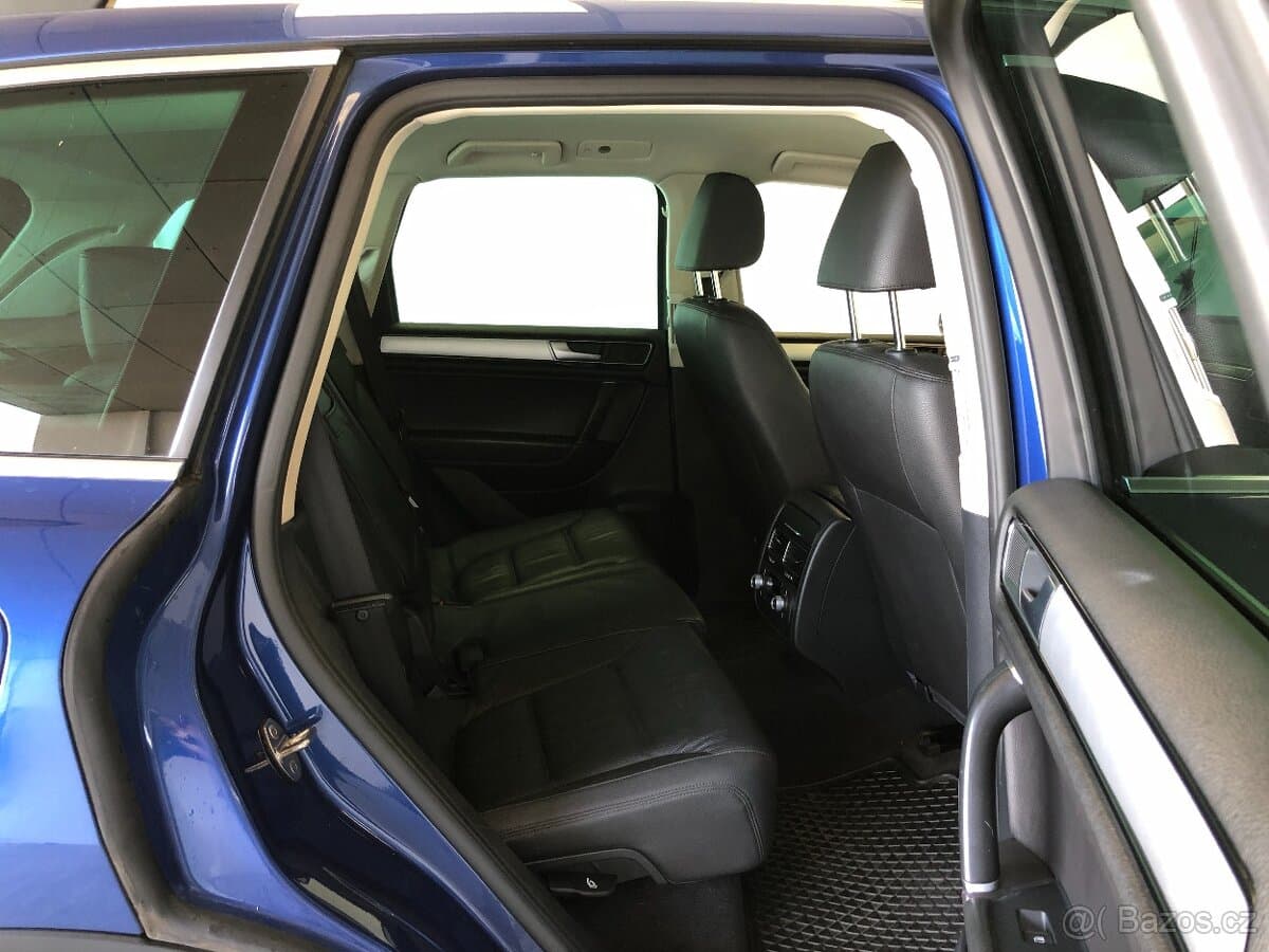 2015 Volkswagen TOUAREG - 11