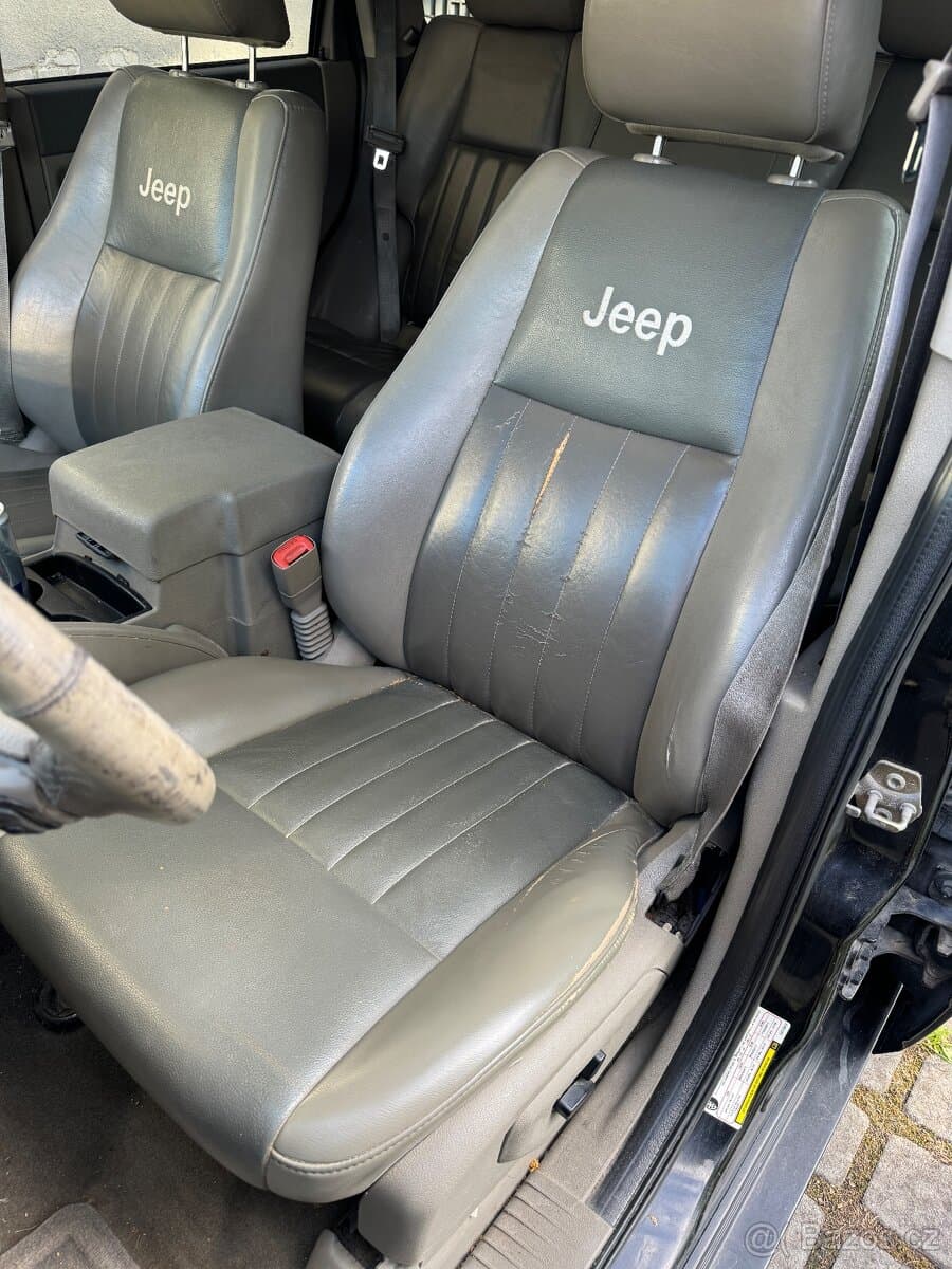 2005 Jeep CHEROKEE - 11