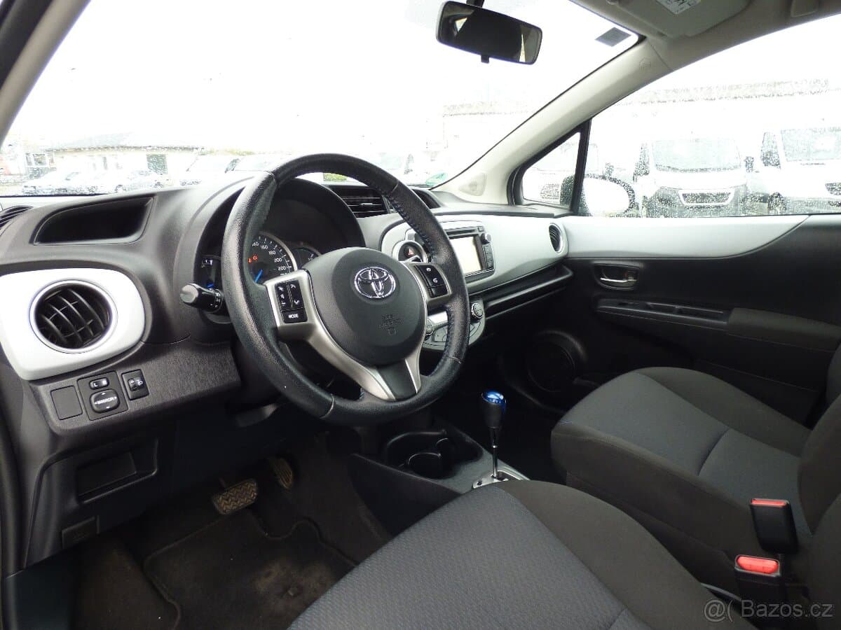 2013 Toyota YARIS - 11