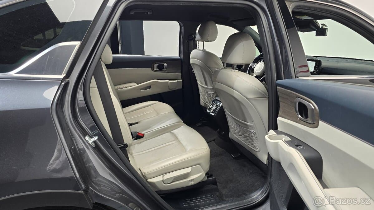 2022 Kia SORENTO - 11