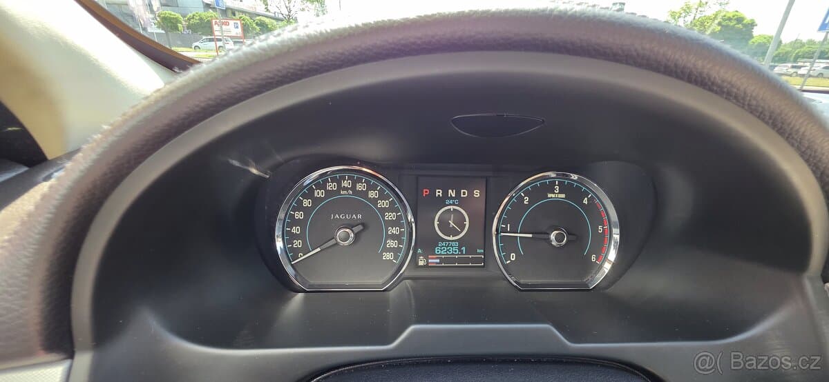 2012 Jaguar XF - 11