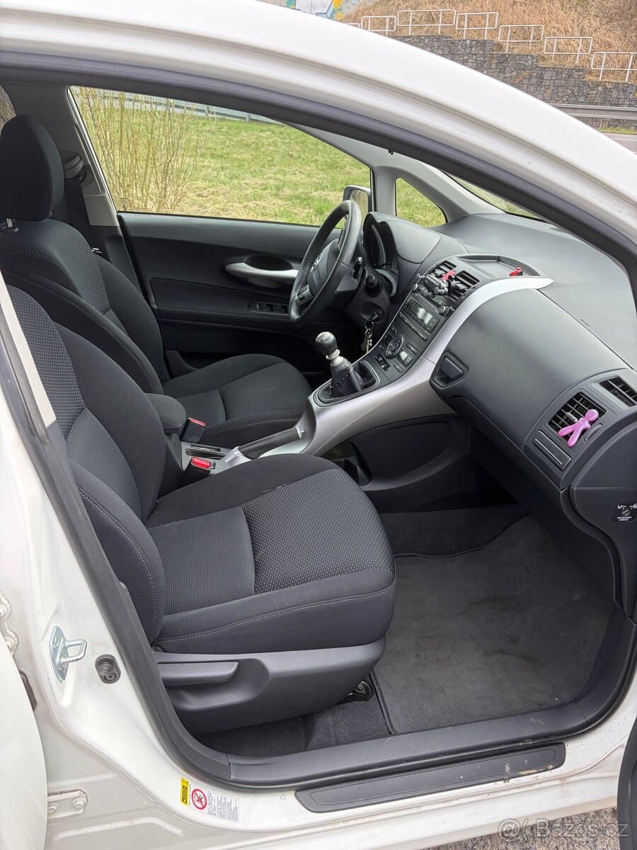 2011 Toyota AURIS - 11