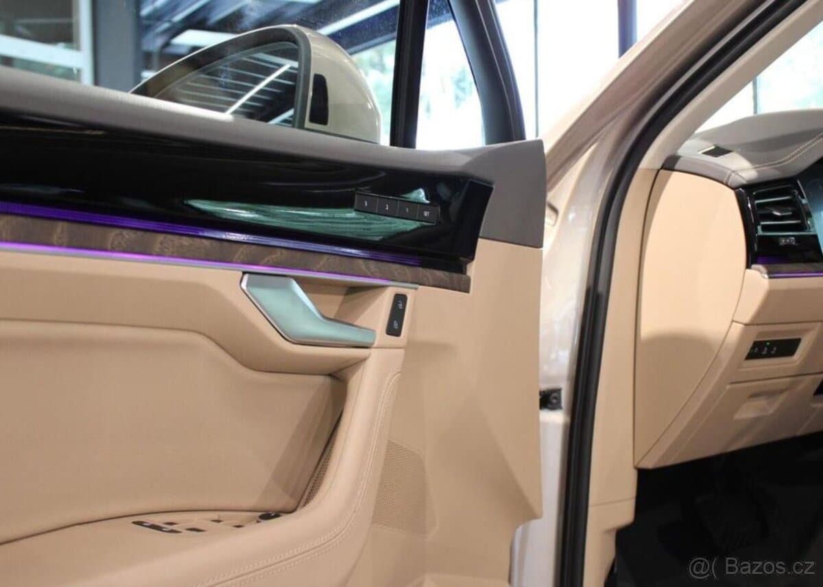 2018 Volkswagen TOUAREG - 11