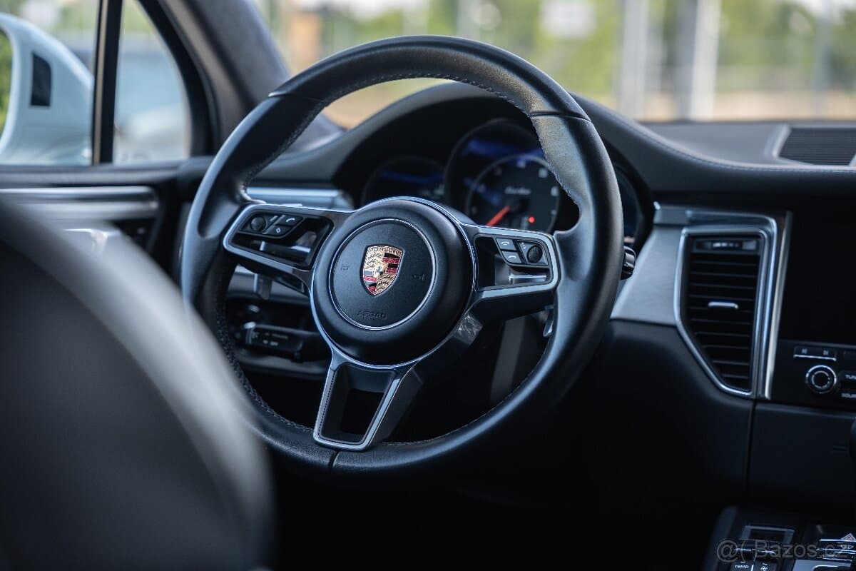 2018 Porsche MACAN - 11