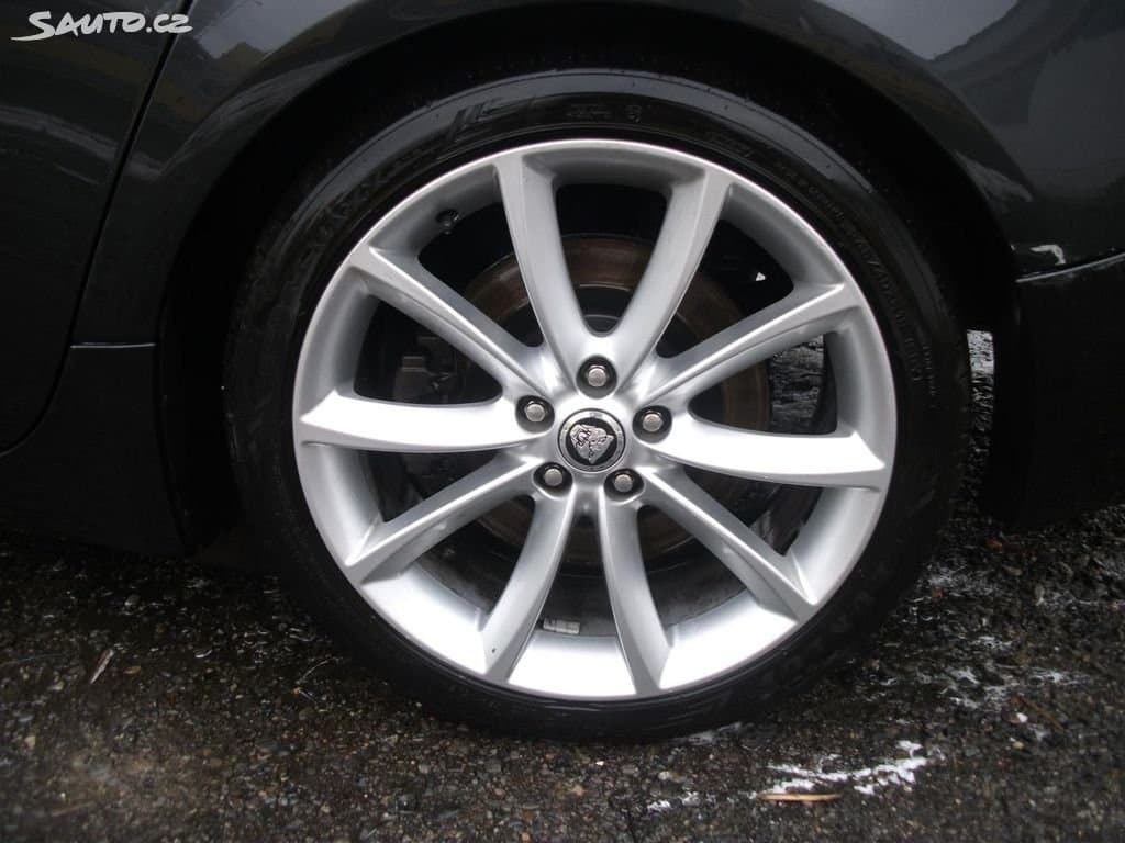 2013 Jaguar XF - 11