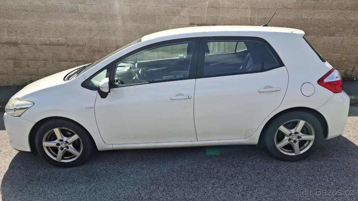 2012 Toyota AURIS - 11