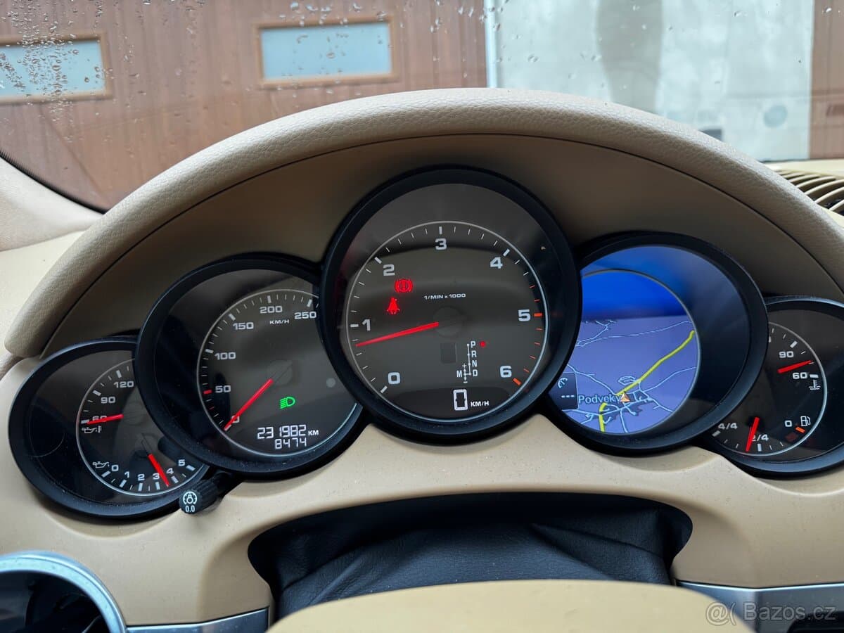 2010 Porsche CAYENNE - 11