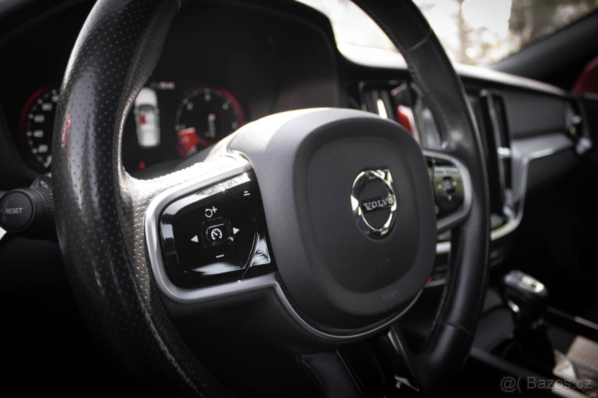 2018 Volvo V60 - 11