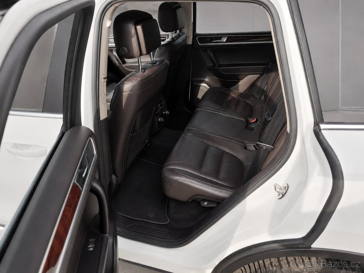 2011 Volkswagen TOUAREG - 11